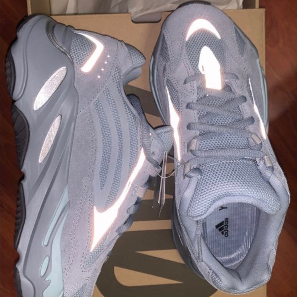 YEEZY BOOST 700 V2 - NEW WITH 🏷